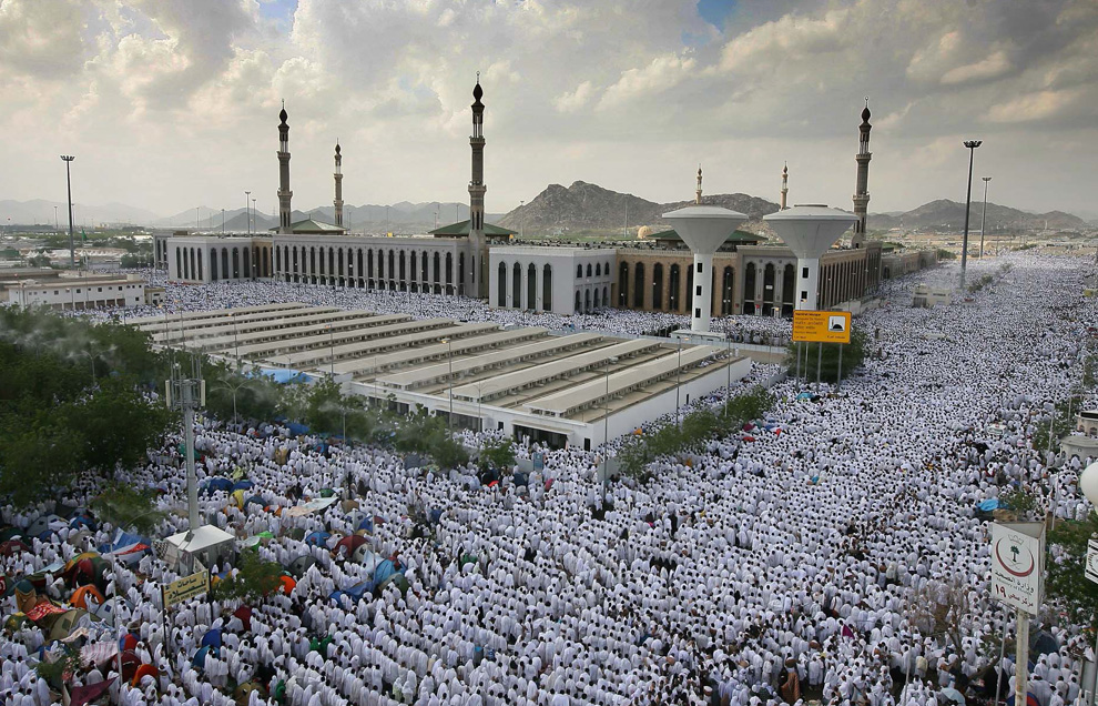 Мусульманские паломники молятся у мечети Намира у горы Арафат близ Мекки