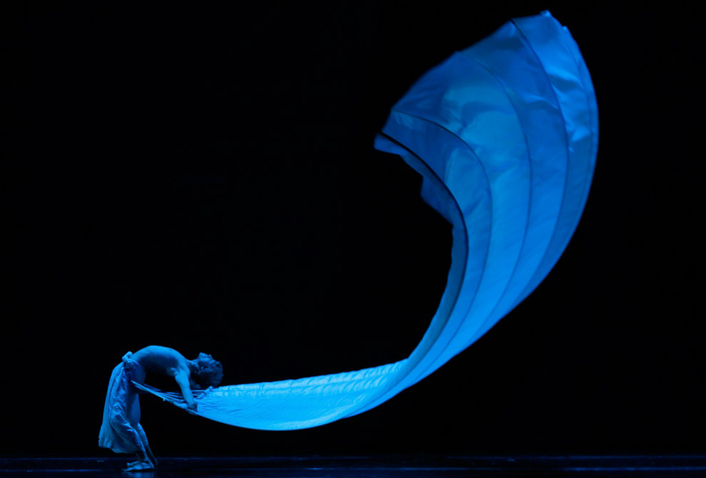 Танцовщица Momix Dance Theatre Company выполняет сцену из постановки ‘Ботаника’ в Олимпийском театре в Риме, 3 февраля 2010 г. 