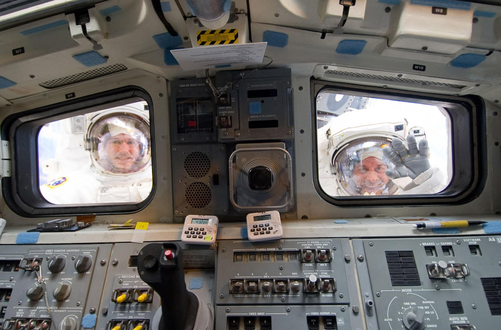 Астронавты шаттла в космосе