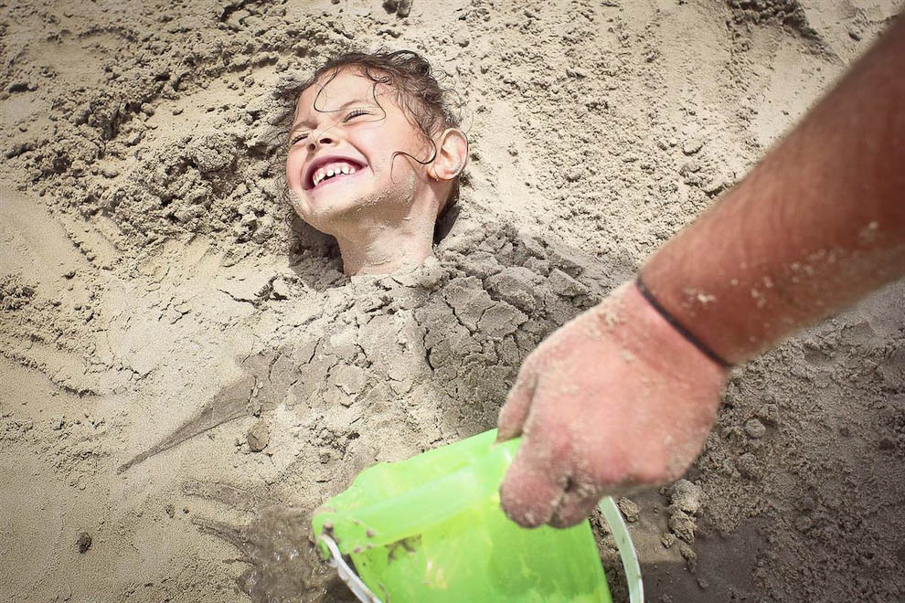 Девочка в песке