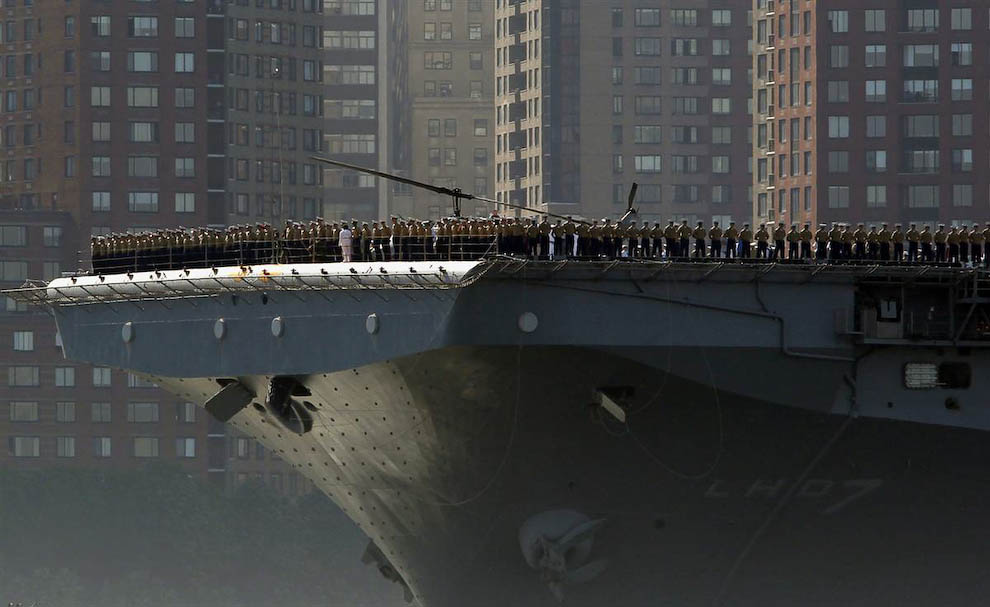 Военный корабль на Манхэттене