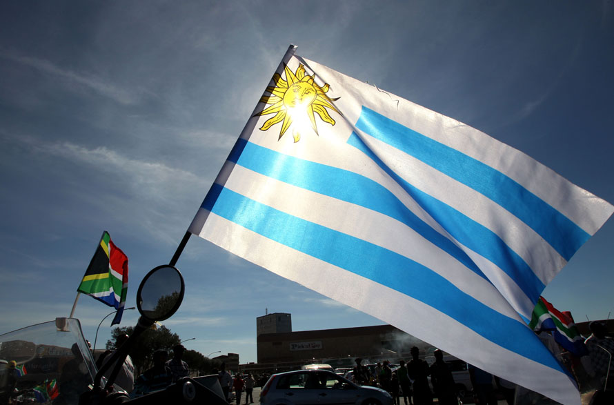 Флаги Уругвая и Южной Африки