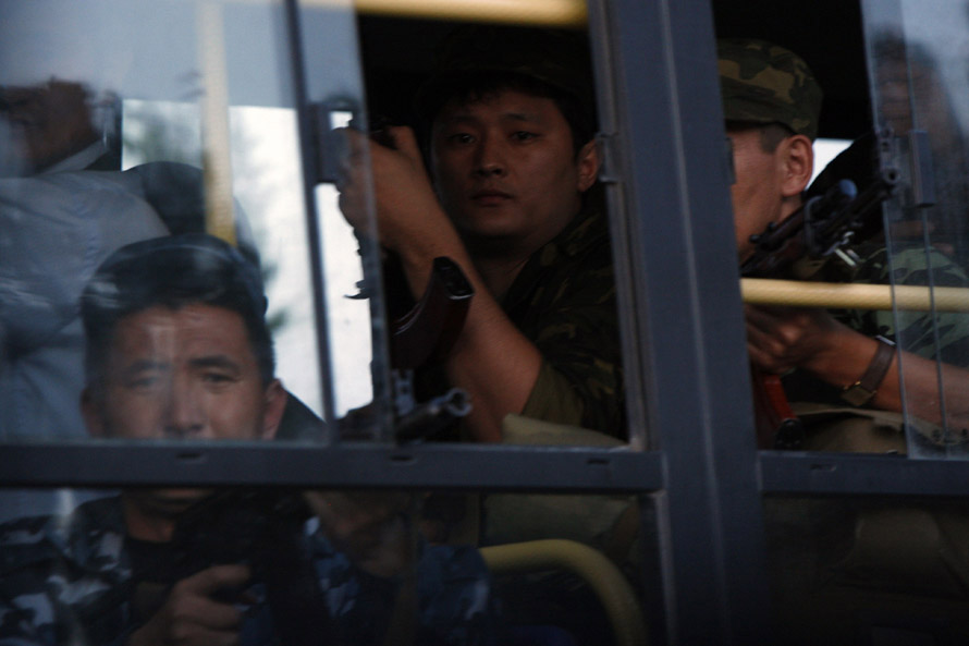 Киргизию захлестнула волна насилия
