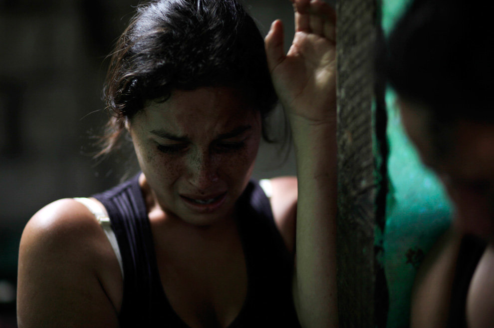 Гватемала, девушка плачет