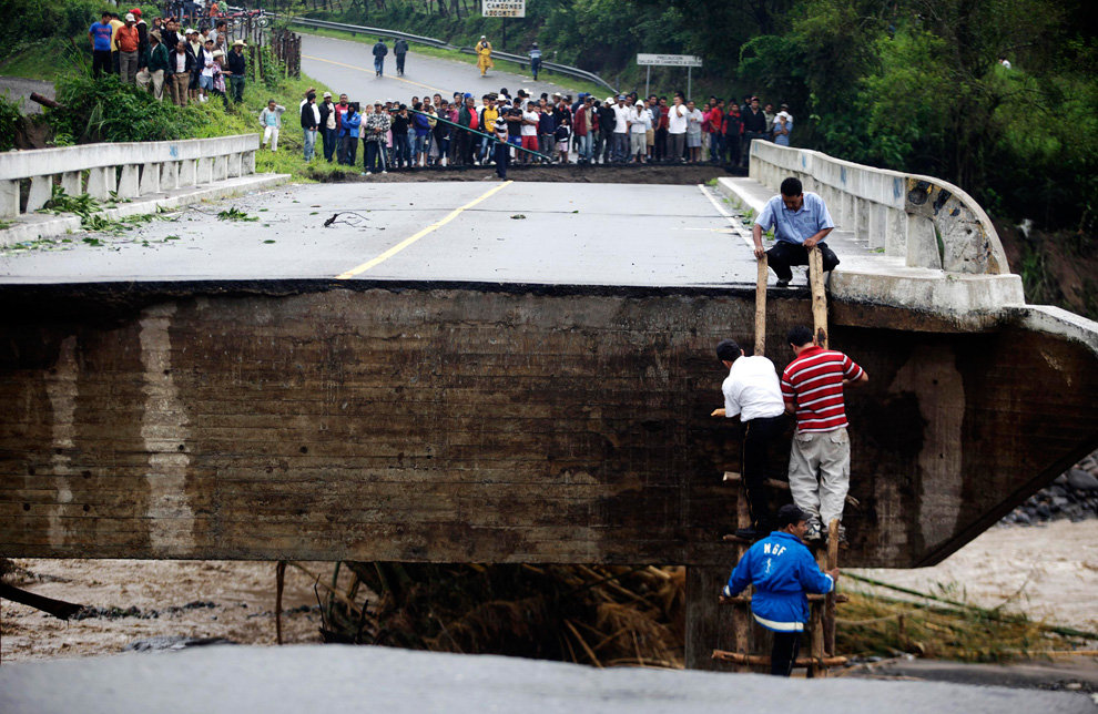 разрушенный мост в Гватемале