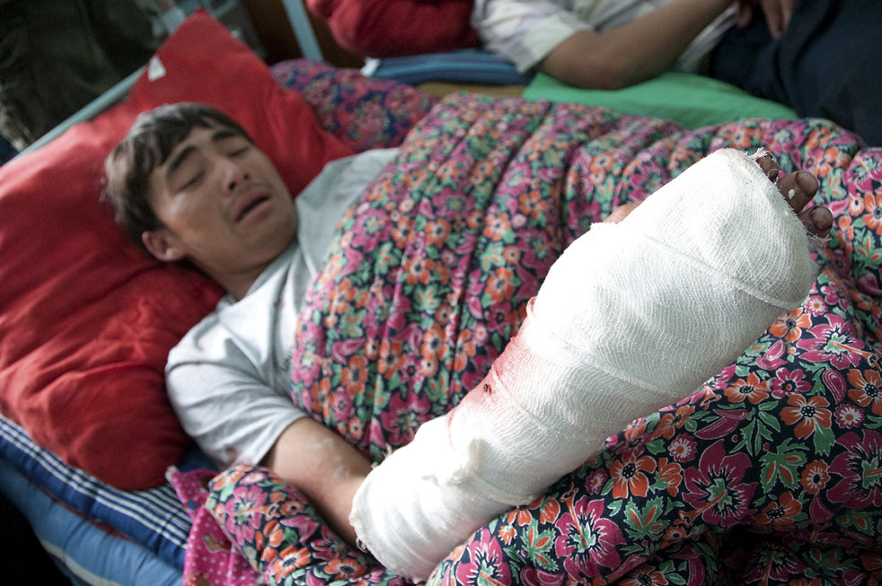 Межэтнические столкновения в Киргизии. Узбеки спасаются бегством.