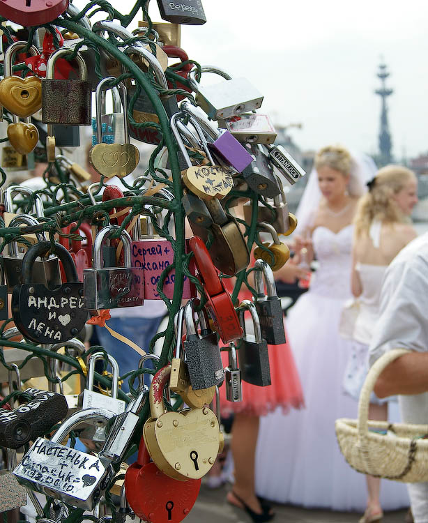 Любовь, замки и Лужков мост