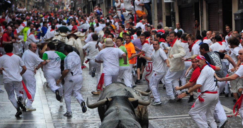 Забег с быками на празднике Сен-Фермин, Испания