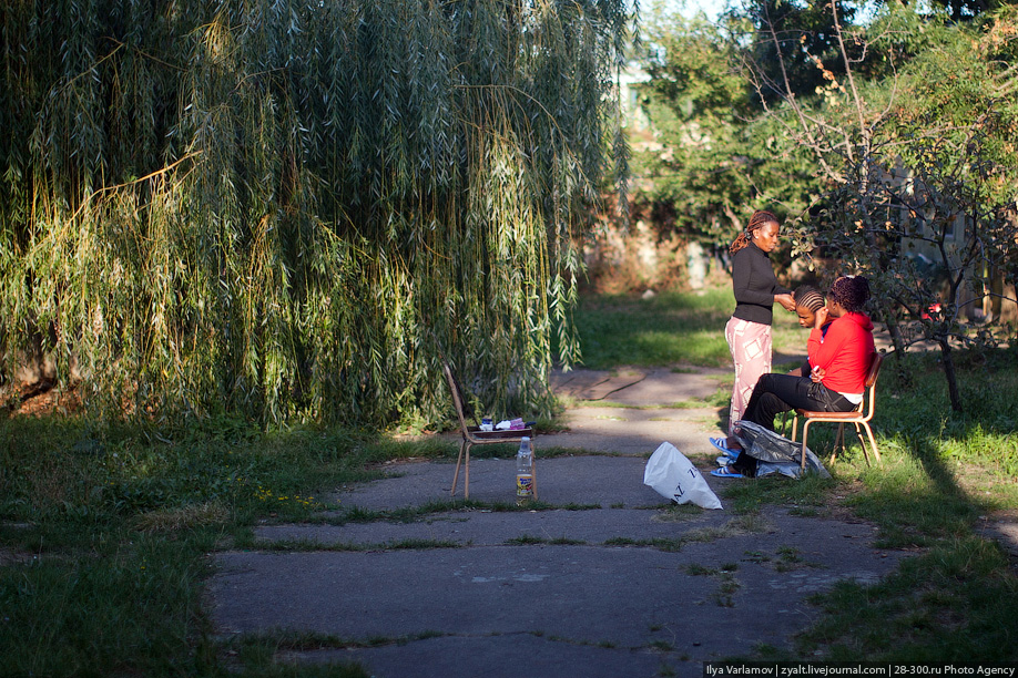 Беженцы из Африки в украинской деревне