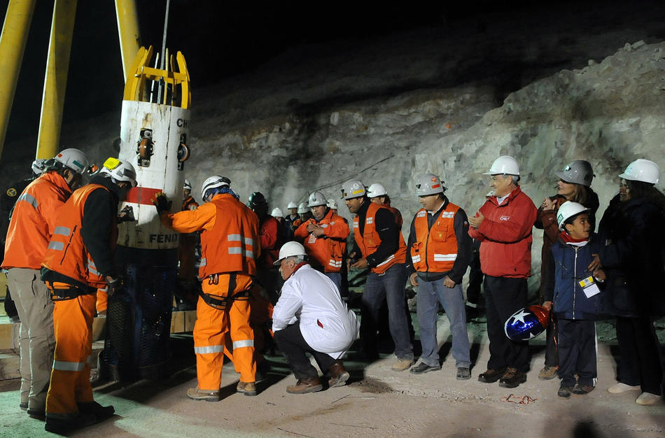Президент Чили Себастьян Пинера  встречает шахтёров