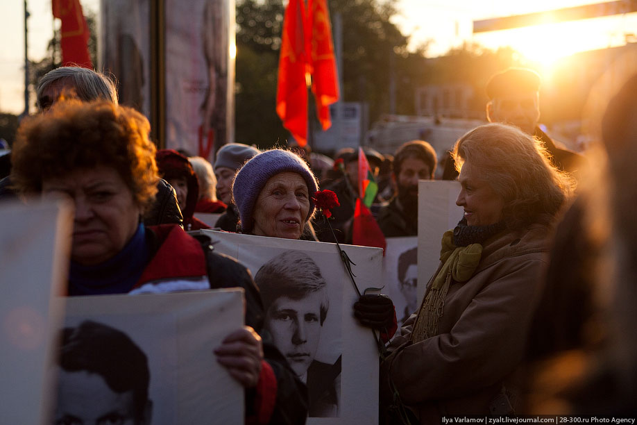 Шествие коммунистов в память о событиях октября 1993 года.