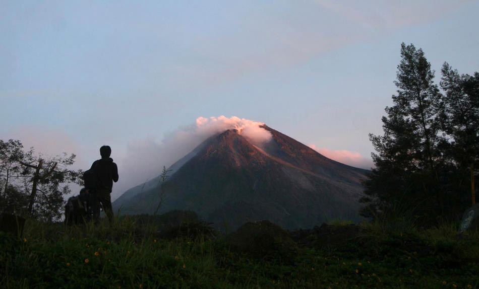 Извержение вулкана в Индонезии