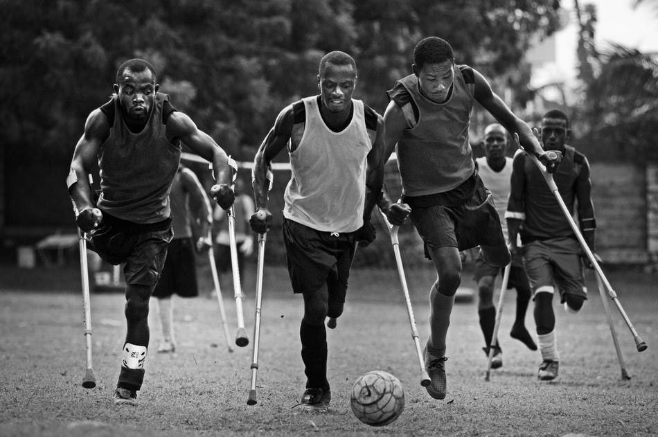 Инвалиды играют в футбол