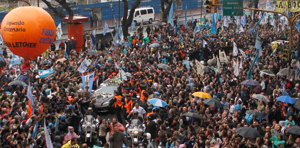 Аргентина проводила в последний путь экс-президента Киршнера