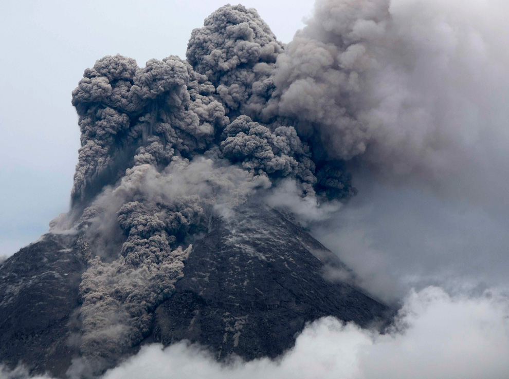 Вулкан Мерапи продолжает бодрствовать