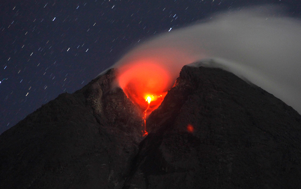 Вулкан Мерапи продолжает бодрствовать