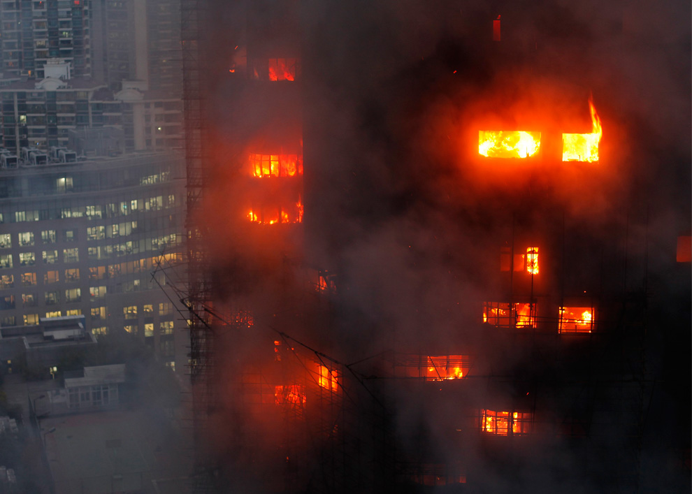 В Шанхае сгорел высотный жилой дом