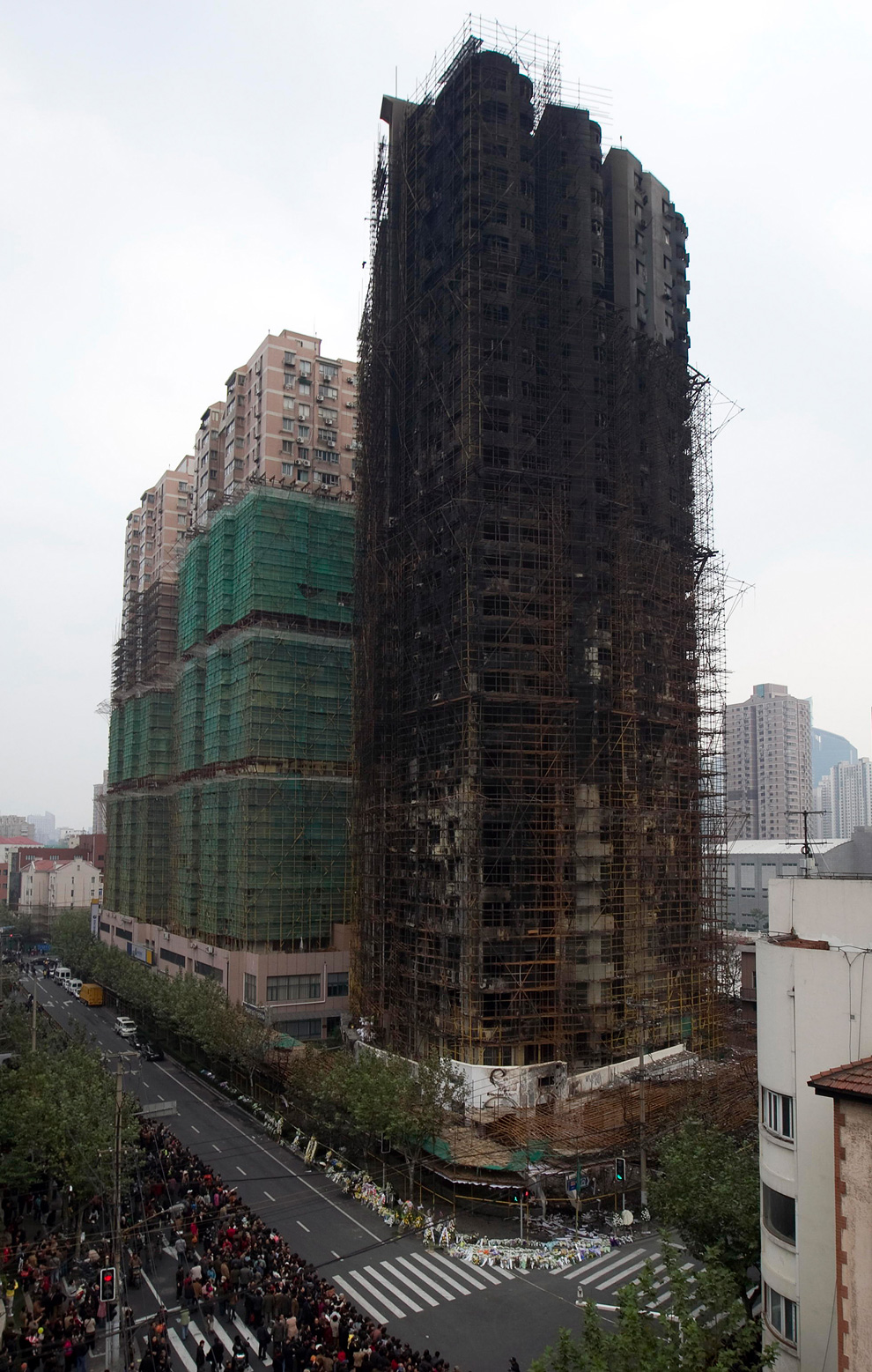 В Шанхае сгорел высотный жилой дом