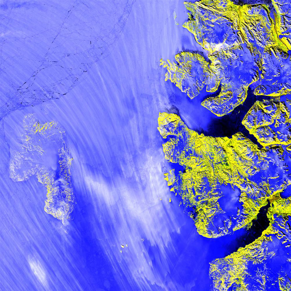 Фото Земли из космоса: остров Мейен