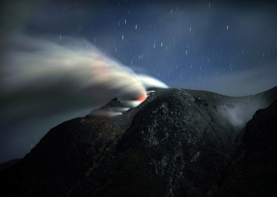 Лучшие фото года: вулкан Синабунг