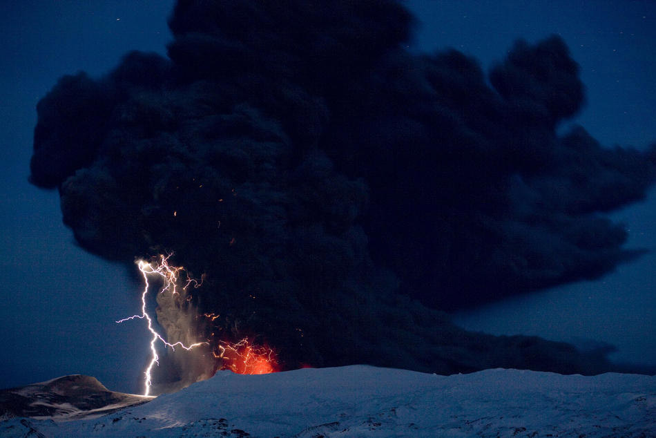 Лучшие фото года: вулкан Эйяфьядлайёкюдль