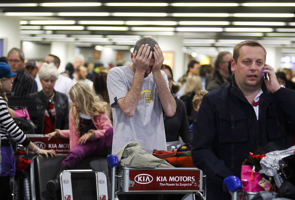 Люди ждут вылетов в аэропортах