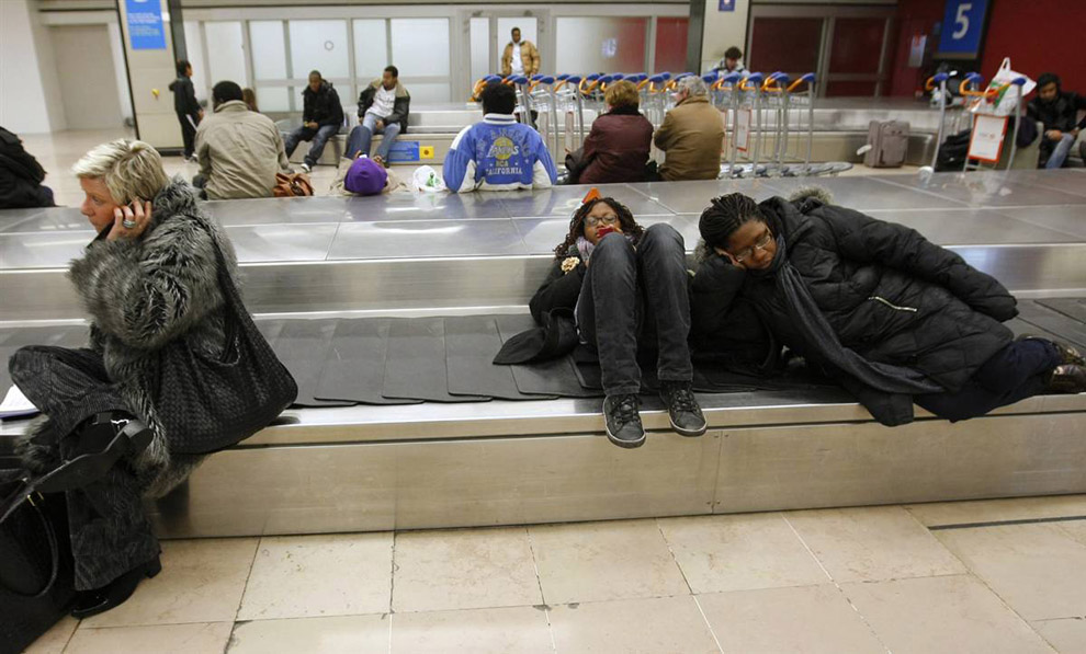 Люди ждут вылетов в аэропортах