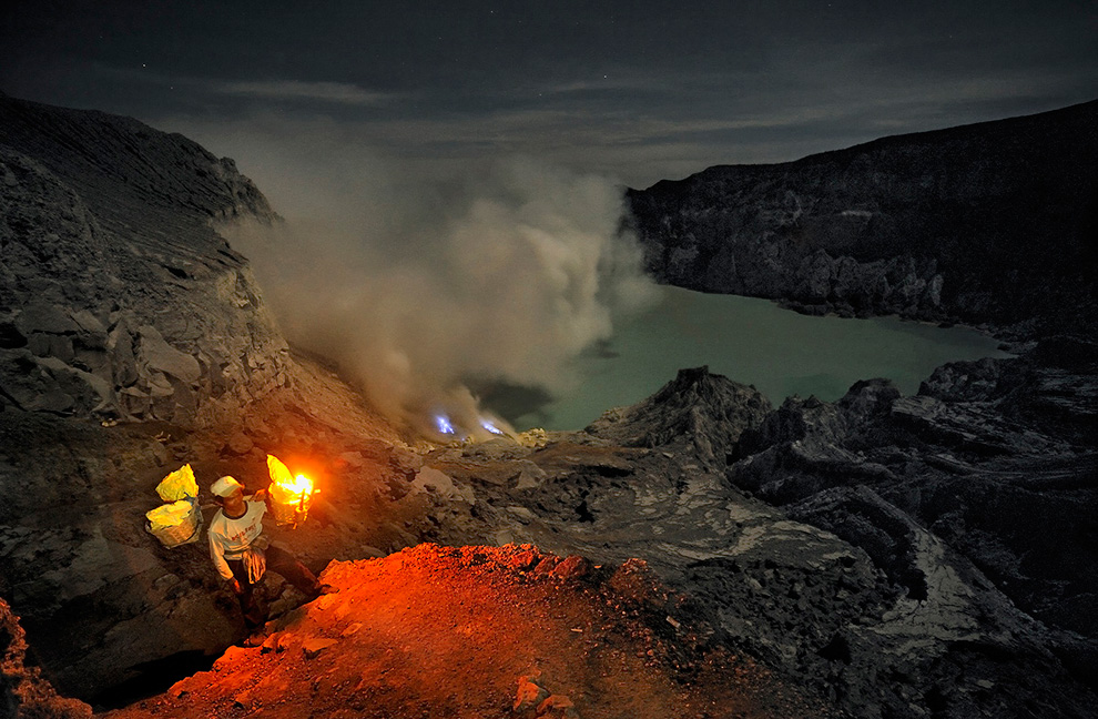 Добыча серы в жерле вулкана «Kawah Ijen»
