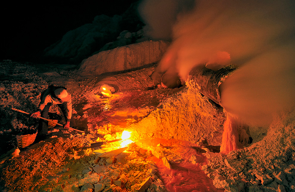 Добыча серы в жерле вулкана «Kawah Ijen»