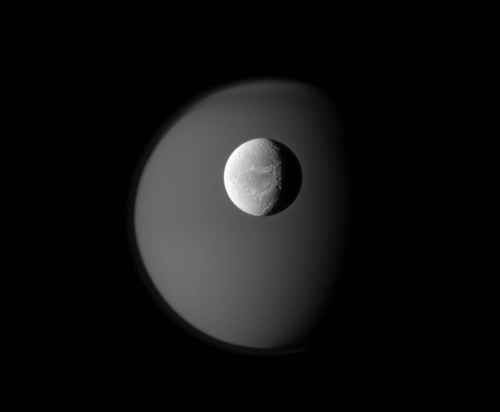 Космос: Диона, луна Сатурна