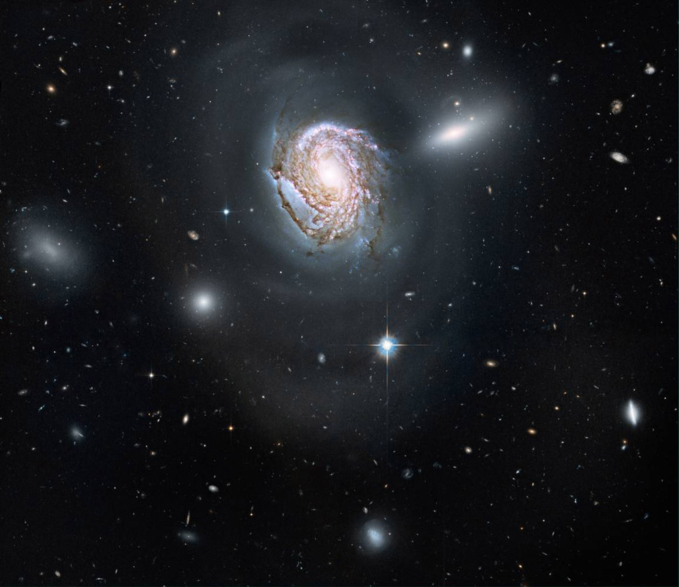 Космос: галактика NGC 4911