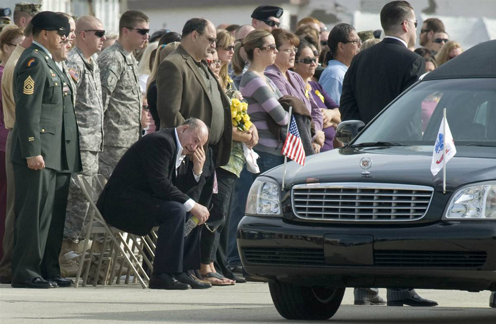 Лучшие фото недели: похороны солдата