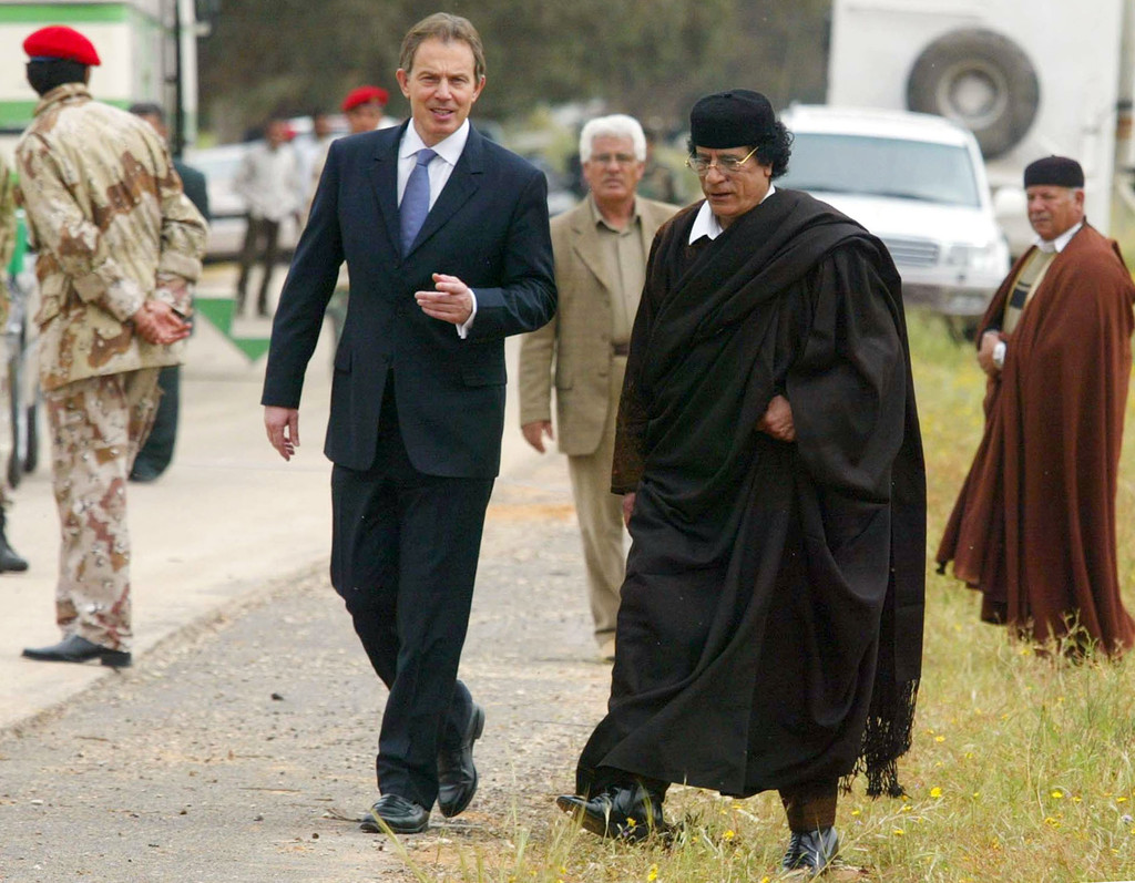 Каддафи на прогулке с Тони Блэром