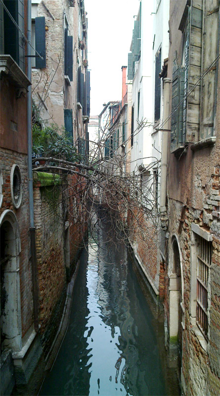 Другая Венеция - вид с мостка на канал