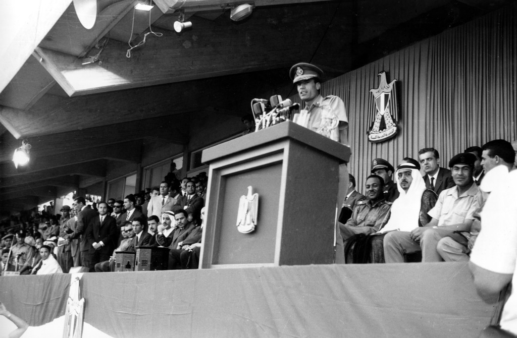 Муаммар Каддафи выступает перед зрителями