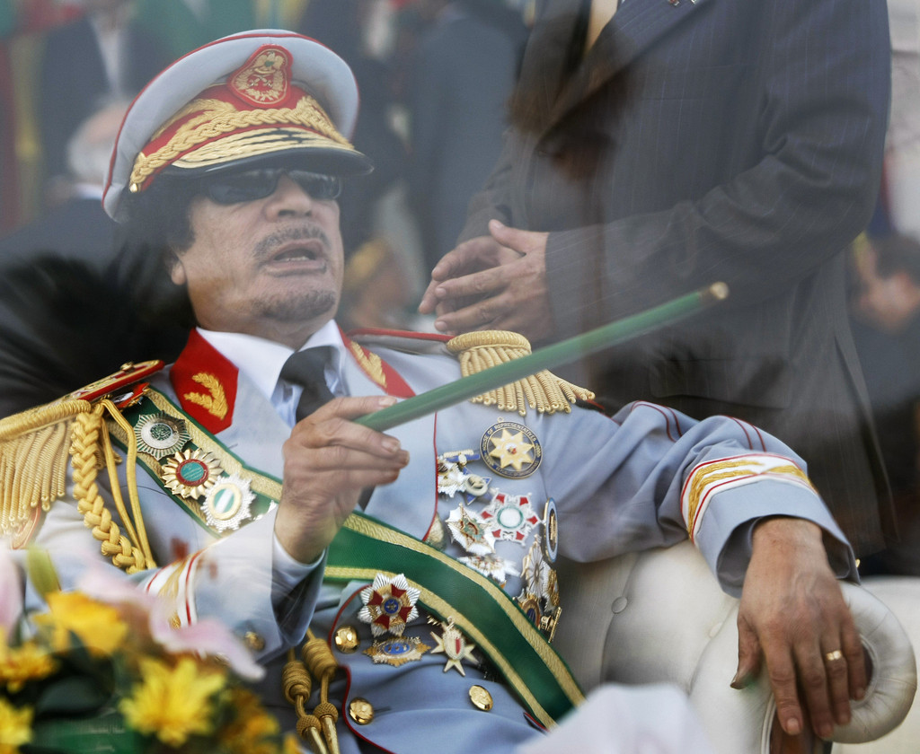 Муаммар Каддафи за бронированным стеклом