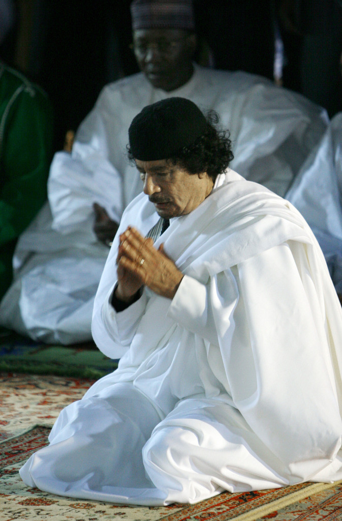 Муаммар Каддафи молится