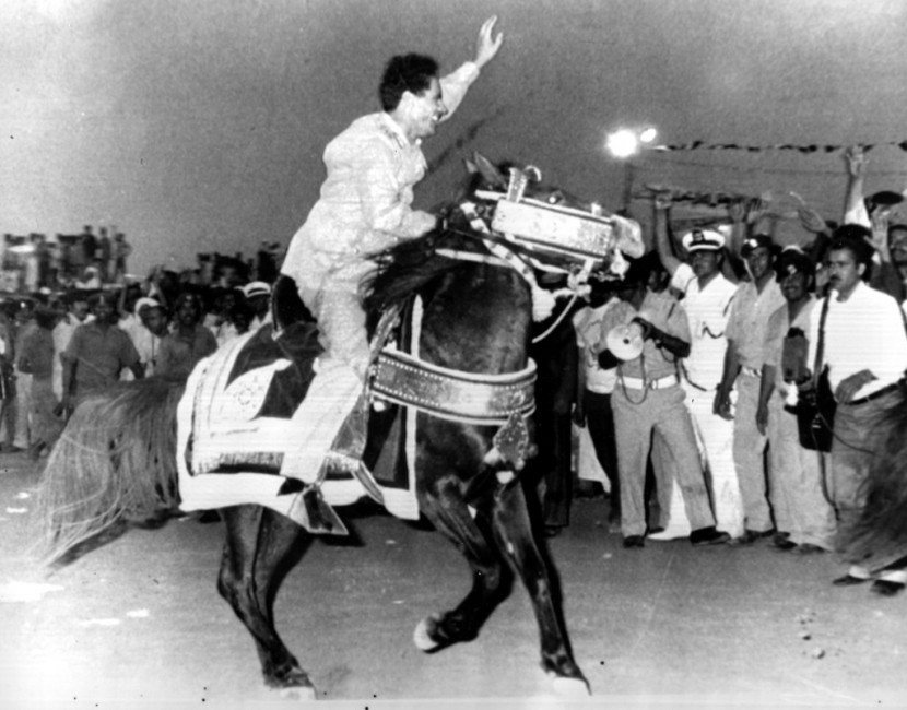 Муаммар Каддафи на коне