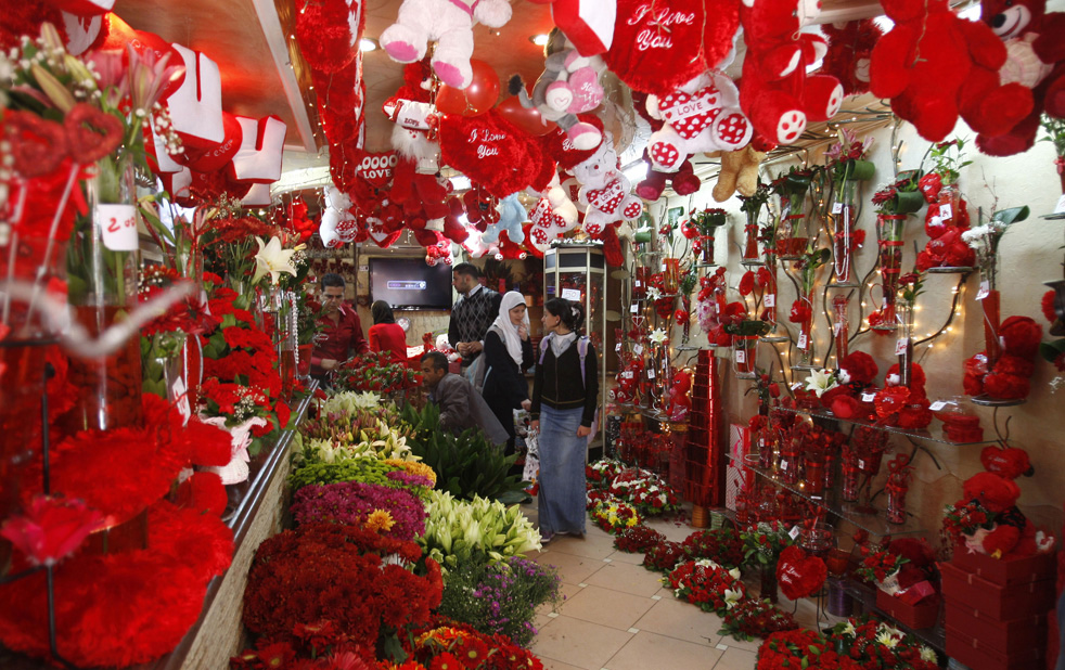 Покупатели в цветочном магазине.