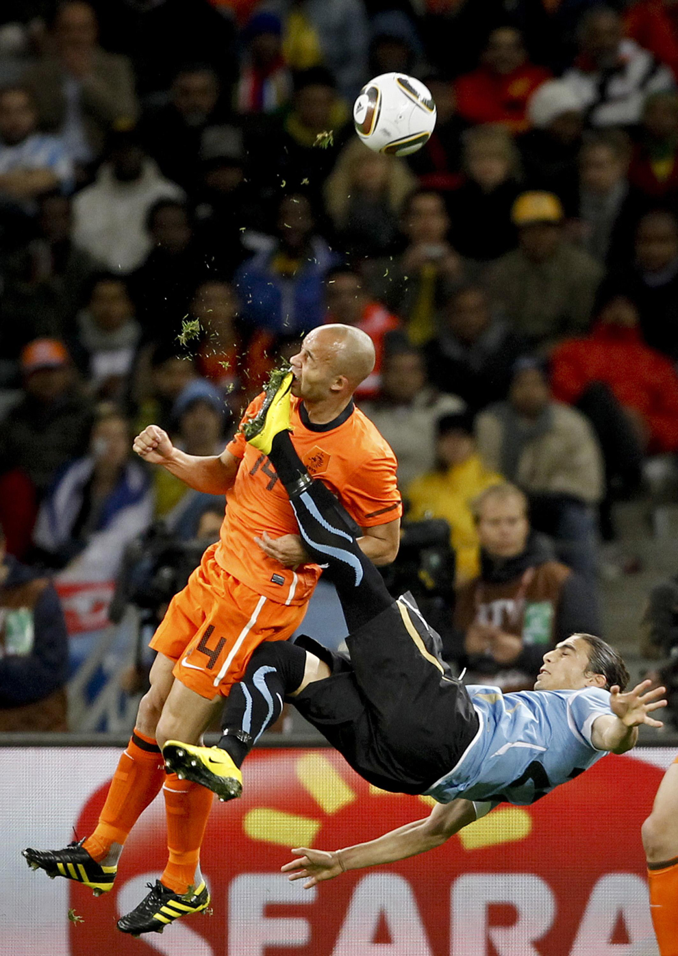 Футболист, падающий на землю, пнул в лицо другого игрока.