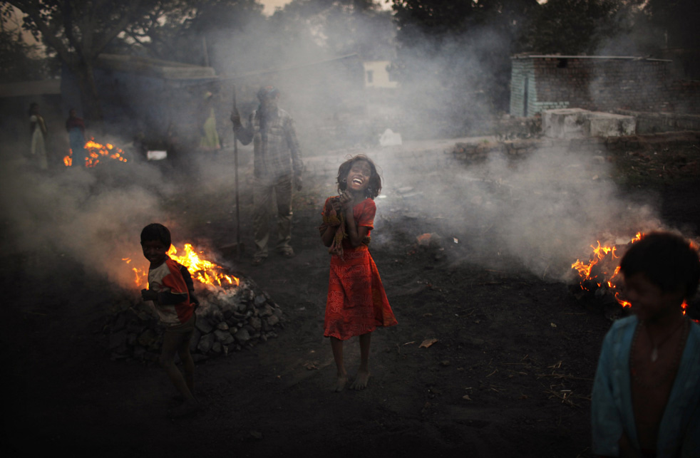 Девочка танцует рядом с горящим углём.