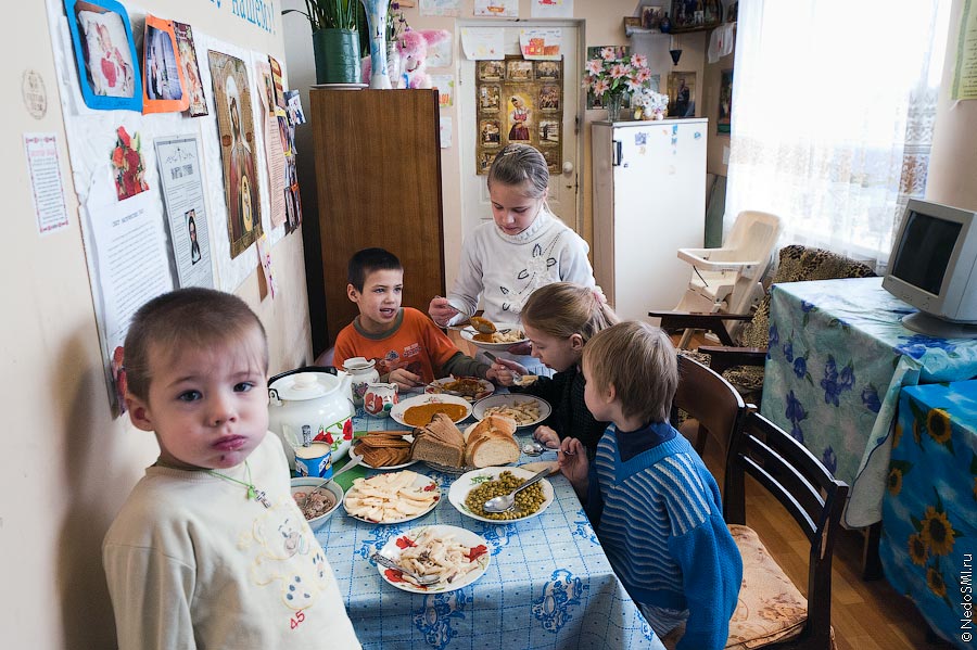 Дети центра "Колыбель" за едой.