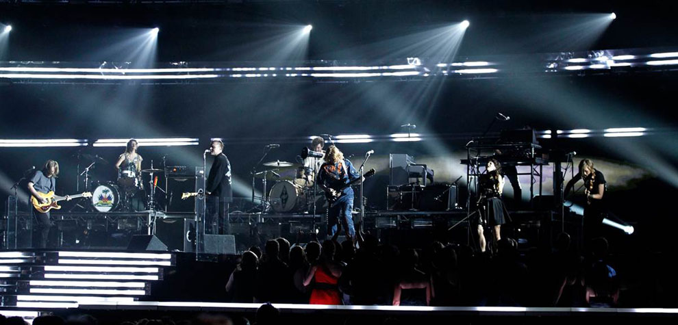 Группа «Arcade Fire» выступает на сцене "Грэмми".