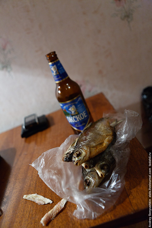 Сухая рыба и пиво на столе.