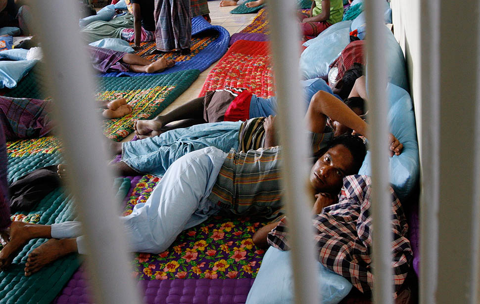 Беженцы отдыхают в убежище