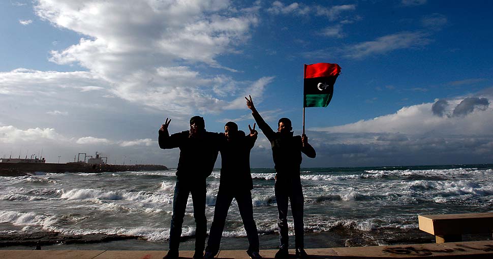 Ливийцы с флагом
