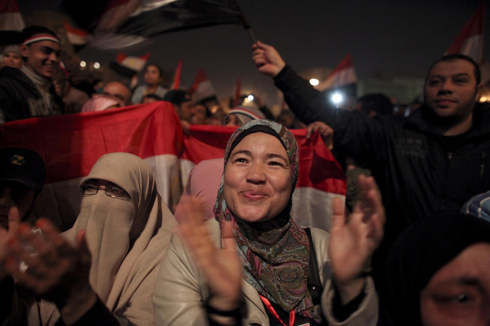 Египтянка счастливо улыбается, радуясь отставке президента.