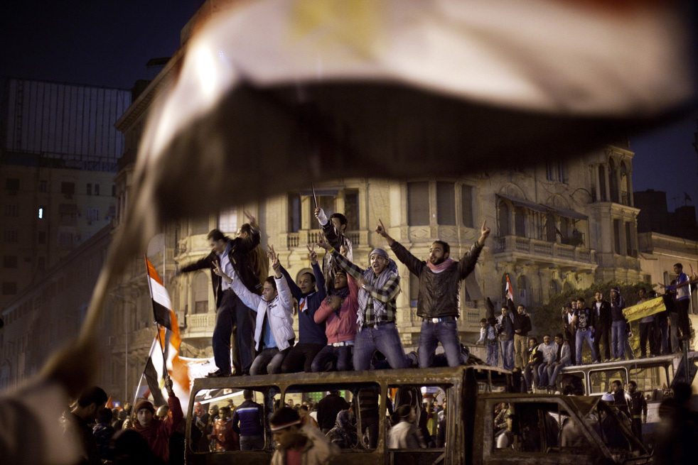 Египтян забрались на машину и, празднуя победу, подняли вверх руки.