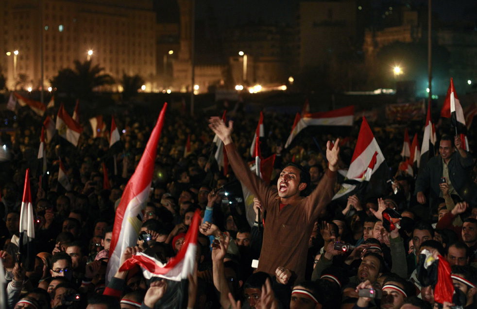 Египтянин сидит на печах у товарища и кричит от радости.