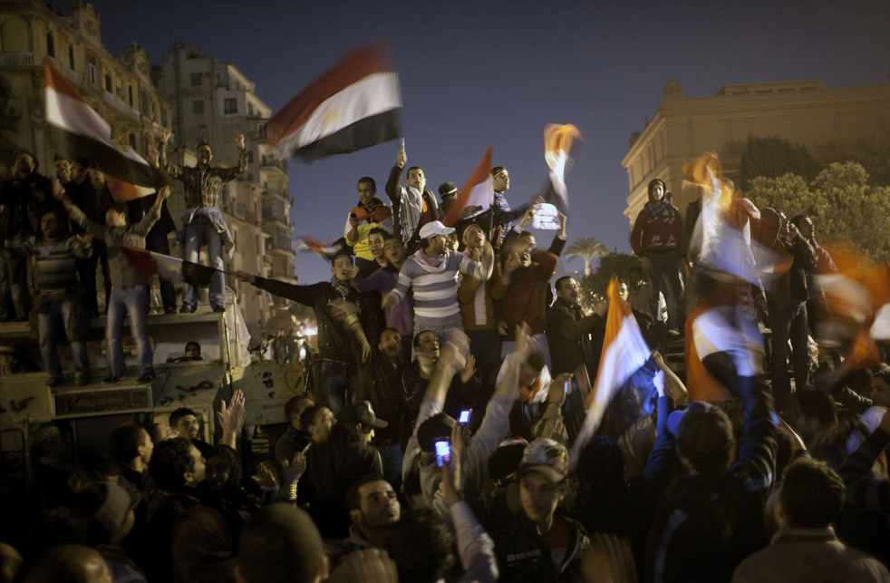 Египтяне забрались на танк и машут флагами.